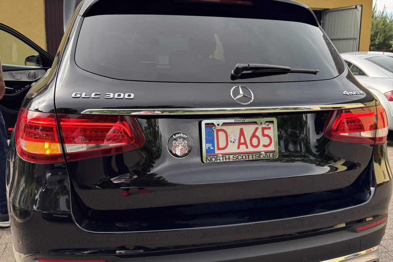 Mercedes GLC 300 sprowadzony z USA, wciąż na amerykańskich tablicach — pojazd przed konwersją