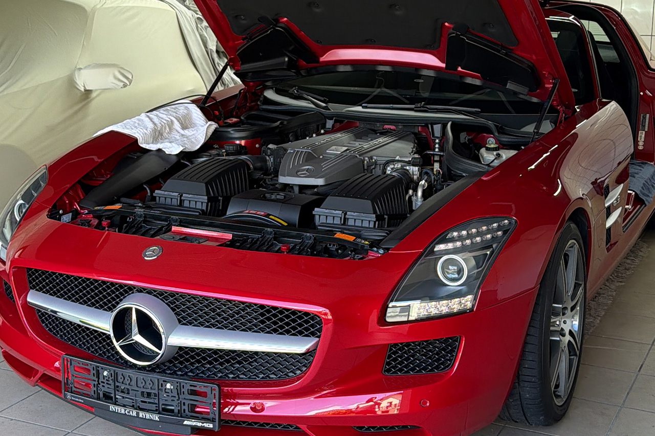 Mercedes-Benz SLS AMG z otwartą maską — demontaż reflektora przedniego