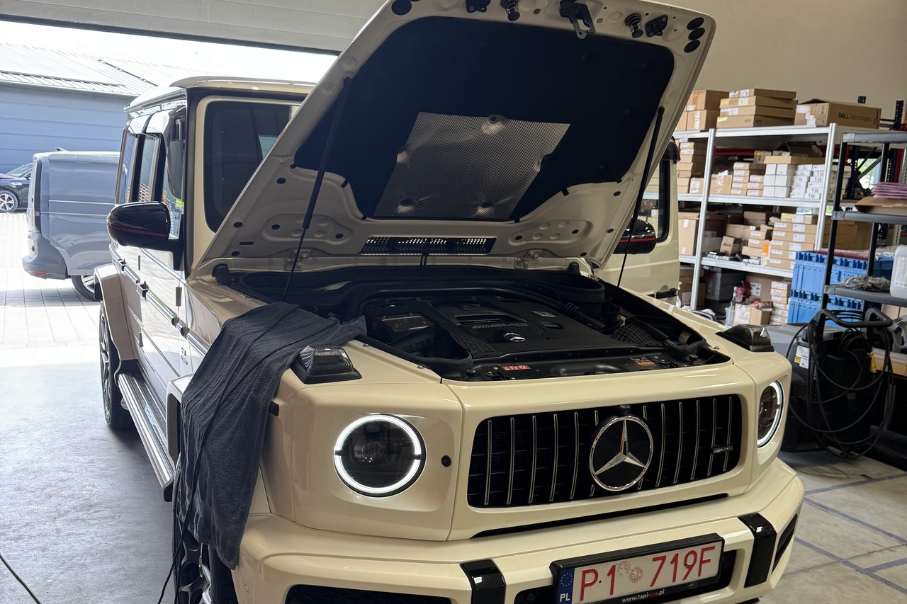 Wymiana reflektorów w Mercedesie-AMG G63 — dopasowanie oświetlenia do ruchu prawostronnego